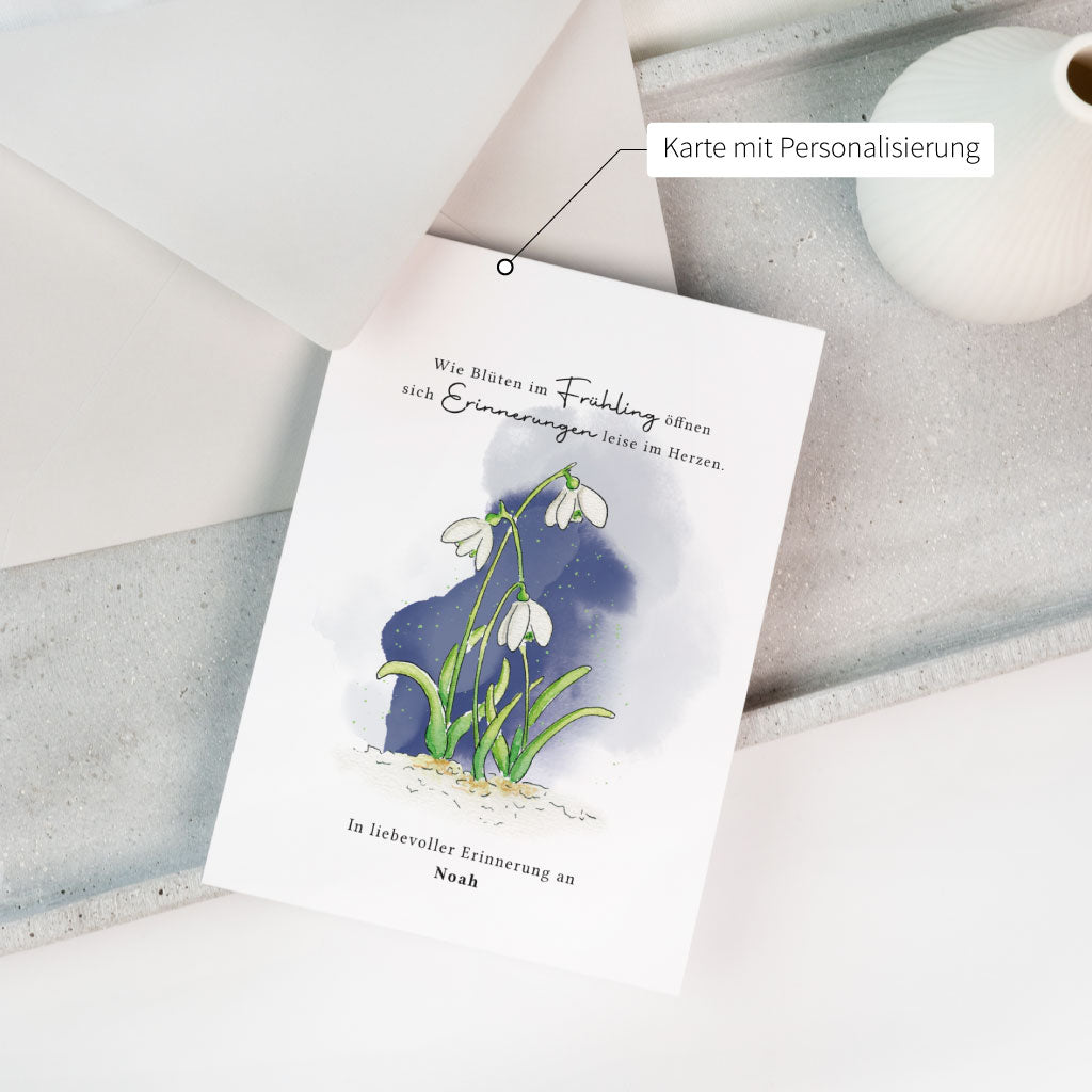 Nahaufnahme der Trauerkarte mit Schneeglöckchenmotiv und Personalisierung – ein zartes Andenken an Sternenkinder, ideal für Frühling oder Ostern.