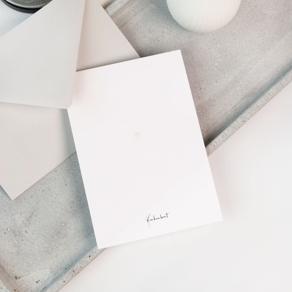 Minimalistische Rückseite der Trauerkarte mit dezentem Funkenbunt-Logo – hochwertiger Karton für persönliche Andenken.