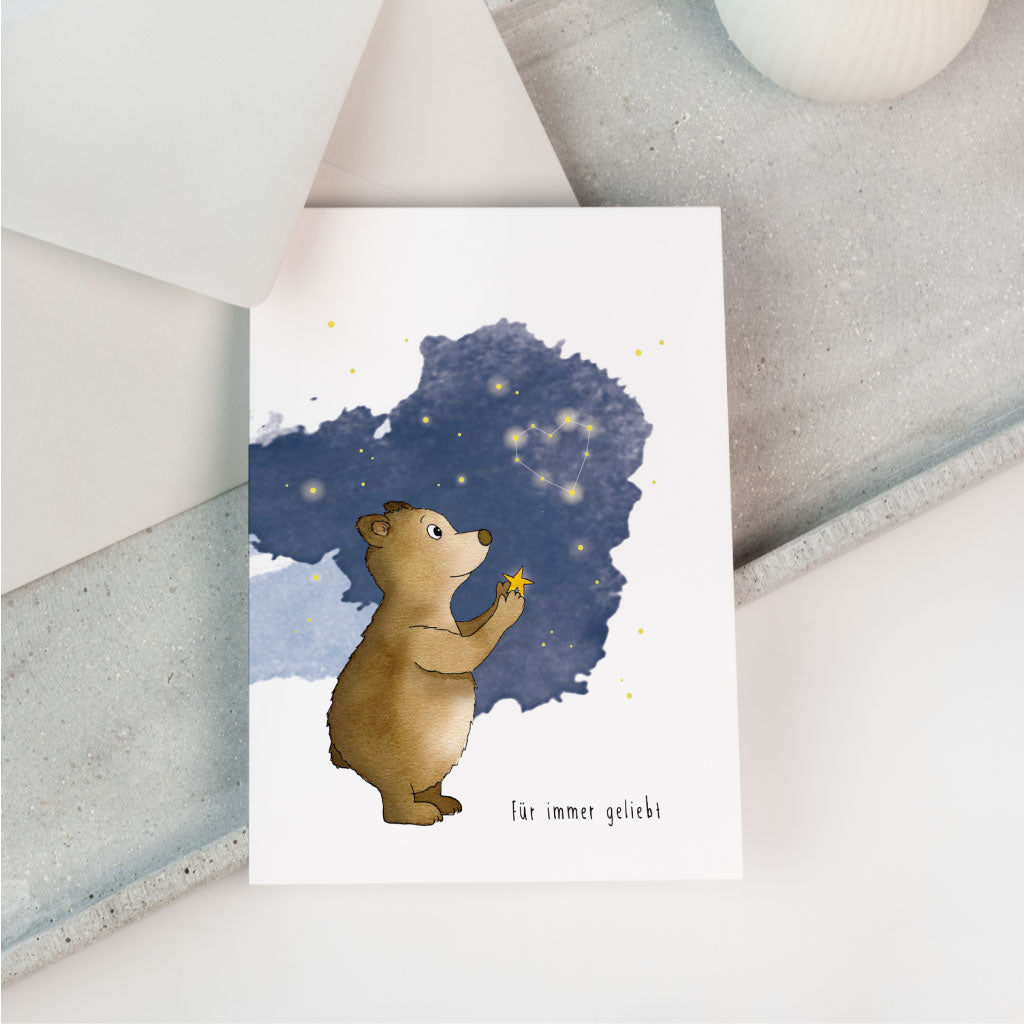 Trauerkarte mit Aquarell Motiv Bär liegt auf hellgrauem Kuvert