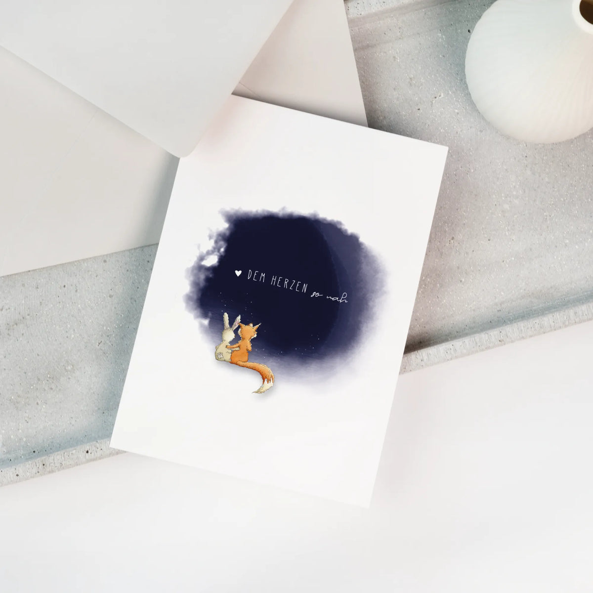 Trauerkarte mit handgemaltem Fuchs und Hase vor dunkelblauem Aquarellkreis, Aufschrift Dem Herzen so nah, Trost für Sternenkinder