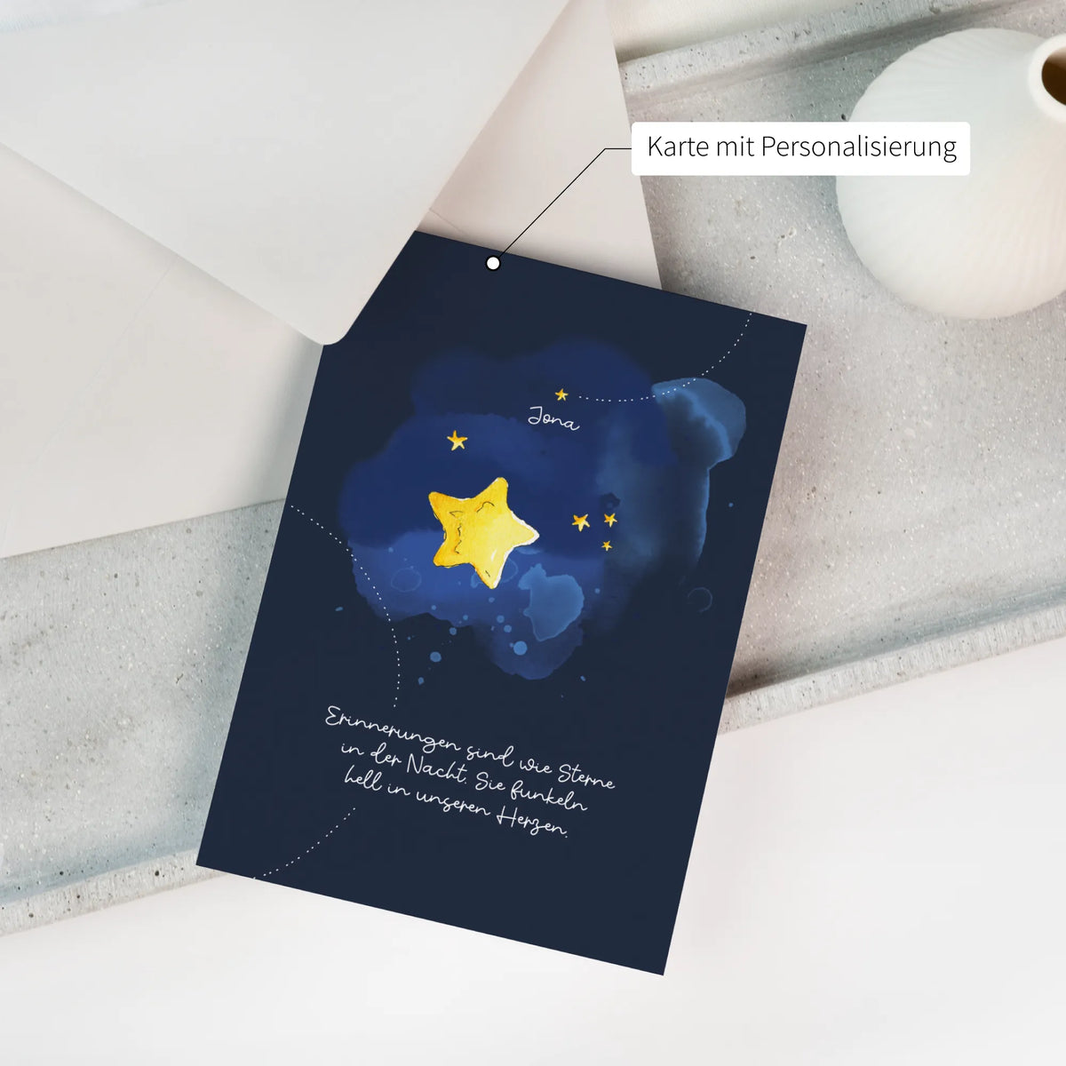 Personalisierbare Trauerkarte für Sternenkinder mit handgemaltem Stern auf dunkelblauem Aquarellgrund, Hinweis auf Personalisierung