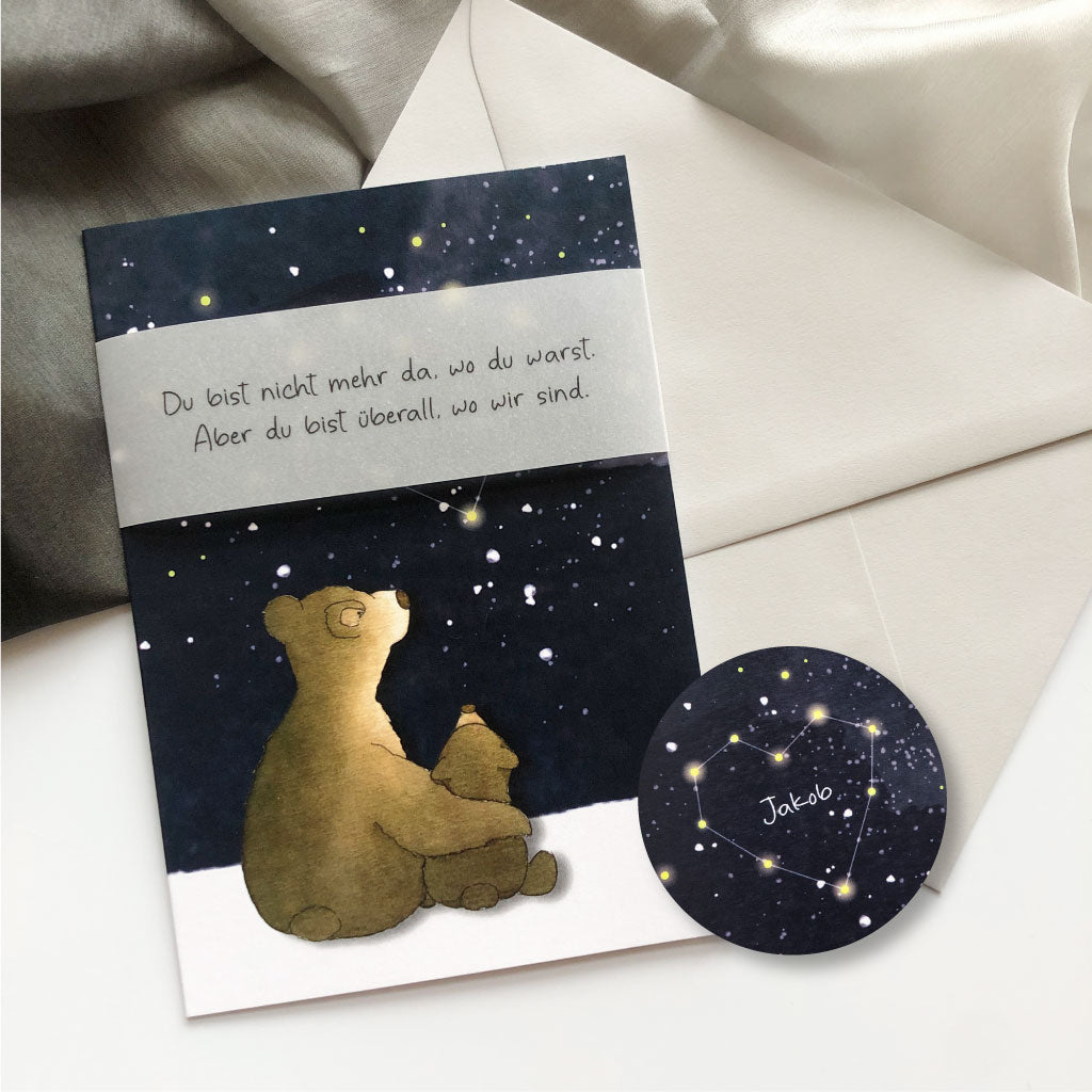 Personalisierbare Trauerkarte für Sternenkinder oder Erwachsene mit handgemaltem Aquarell-Bärenmotiv, Trauerspruch und transparenter Banderole, liebevoll gestaltet als Beileidskarte.