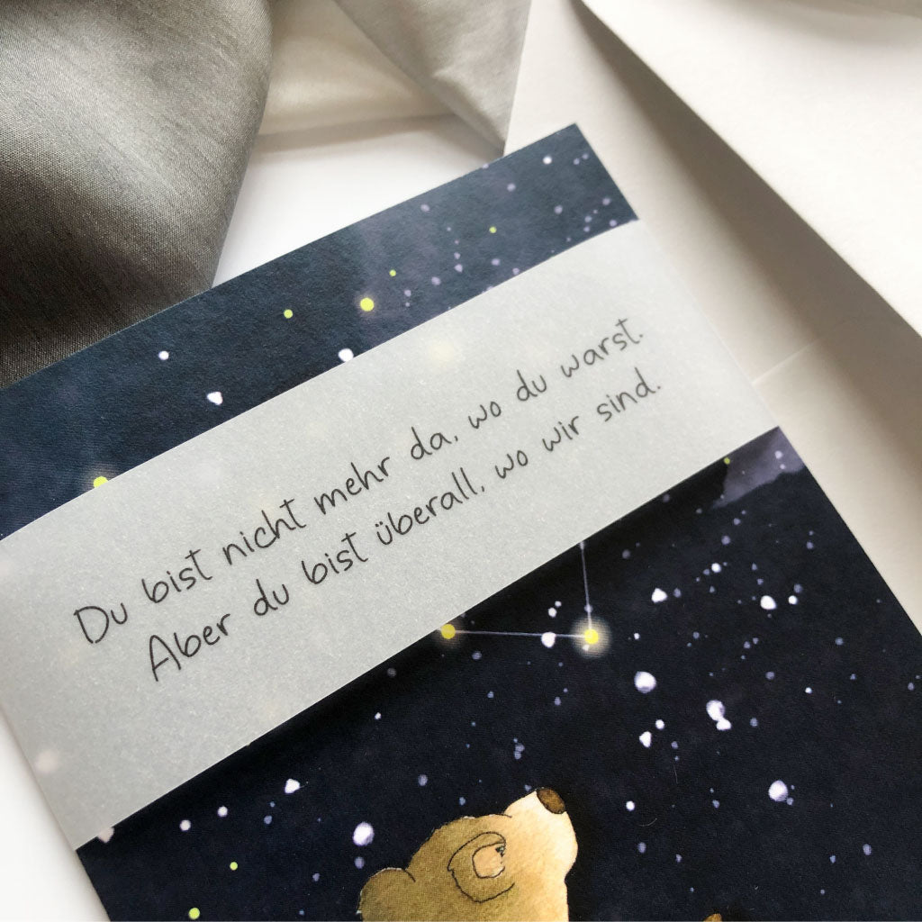 Nahaufnahme des Trauerspruchs auf der Banderole: „Du bist nicht mehr da, wo du warst. Aber du bist überall, wo wir sind.“ – liebevoll auf Aquarellkarte gestaltet.