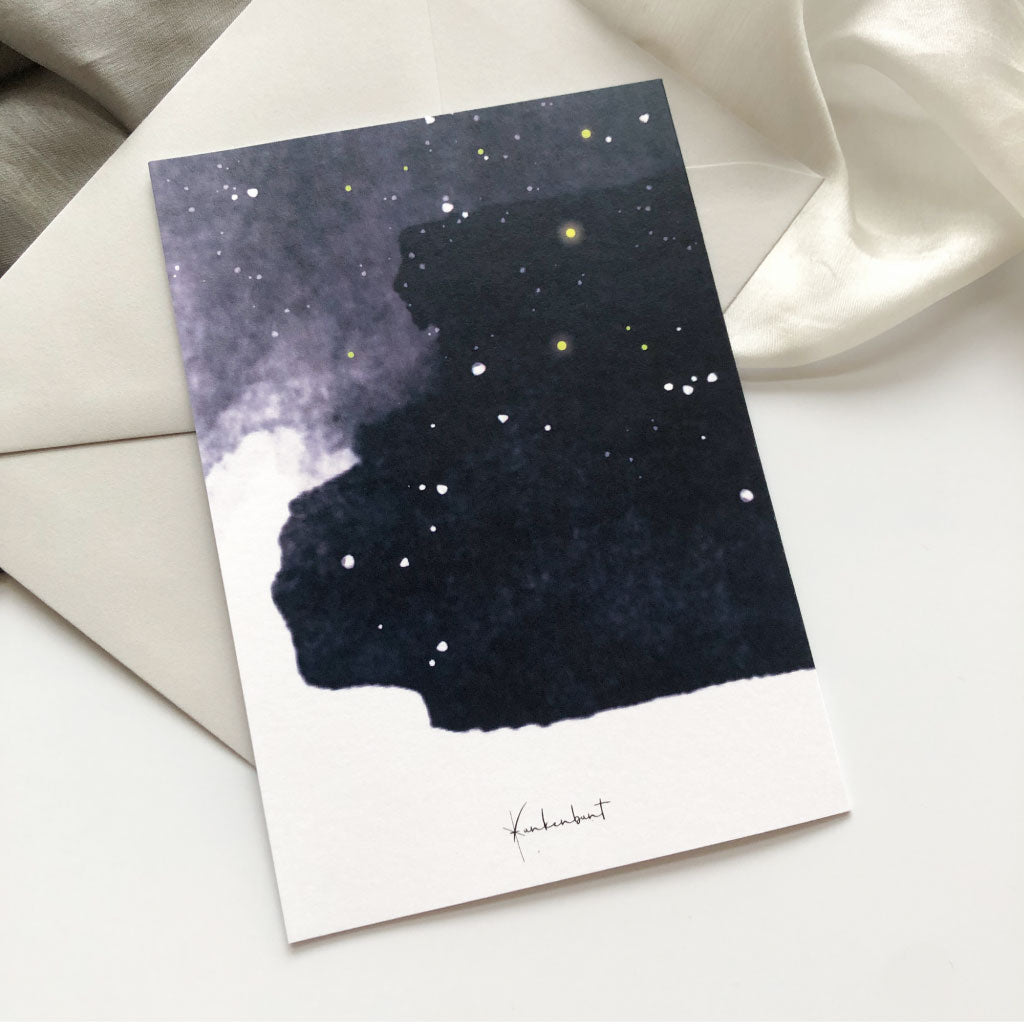 Rückseite der Trauerkarte mit abstrakter Aquarellhimmel-Illustration und dezentem Funkenbunt-Logo – stimmige Gestaltung bis ins Detail.