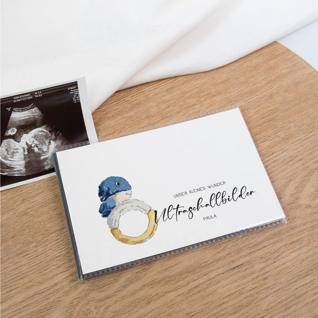 Album zur Ultraschallbilder Aufbewahrung mit Wal-Motiv auf dem Cover, daneben ein Ultraschallfoto – Schutz für Bilder und Fotos, ideal als Schwangerschaft Geschenk, personalisierbar