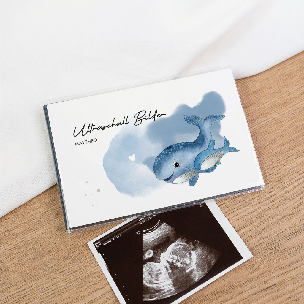 Schwarzes Einsteckalbum zur Ultraschallbilder Aufbewahrung mit aquarell Wale Motiv in Blau, auf Holzuntergrund mit Ultraschallfoto – Schwangerschaft Geschenk, personalisierbar