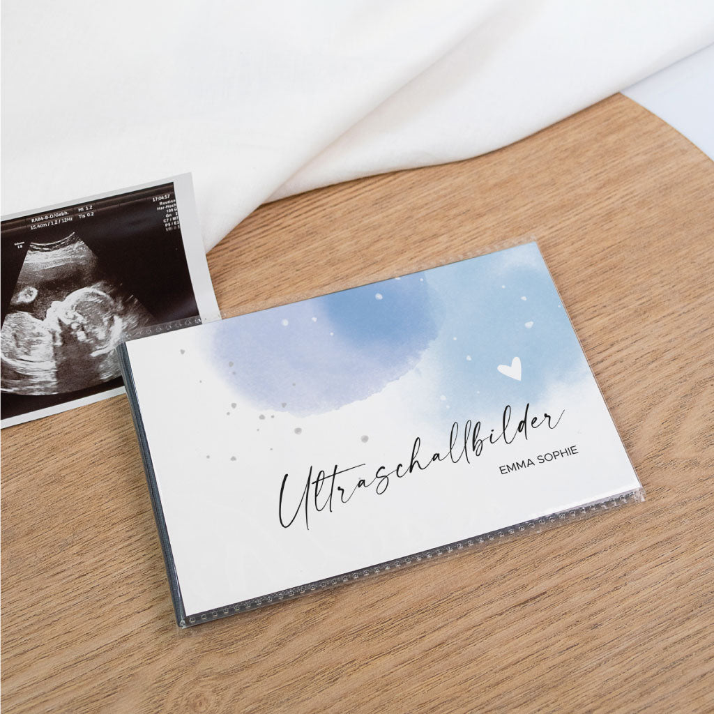 Album für Ultraschallbilder Aufbewahrung und Fotos, liegend auf Holz – blaues aquarell Motiv mit kleinem Herz, ideal als Schwangerschaft Geschenk und Schutz für Bilder