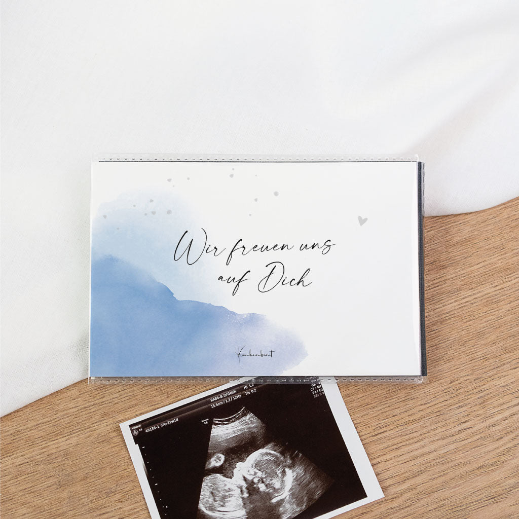 Rückseite des Albums mit Schriftzug „Wir freuen uns auf Dich“ – schwarzes Einsteckalbum für Ultraschallbilder, Schutz für Bilder und Fotos