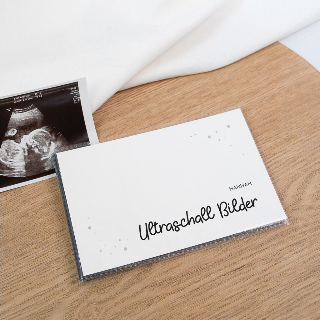 Ultraschallbilder Aufbewahrung: schwarz-weiß Album für Fotos mit „Ultraschall Bilder“ und Name, daneben Ultraschallfoto – Schwangerschaft Geschenk mit Schutz für Bilder.