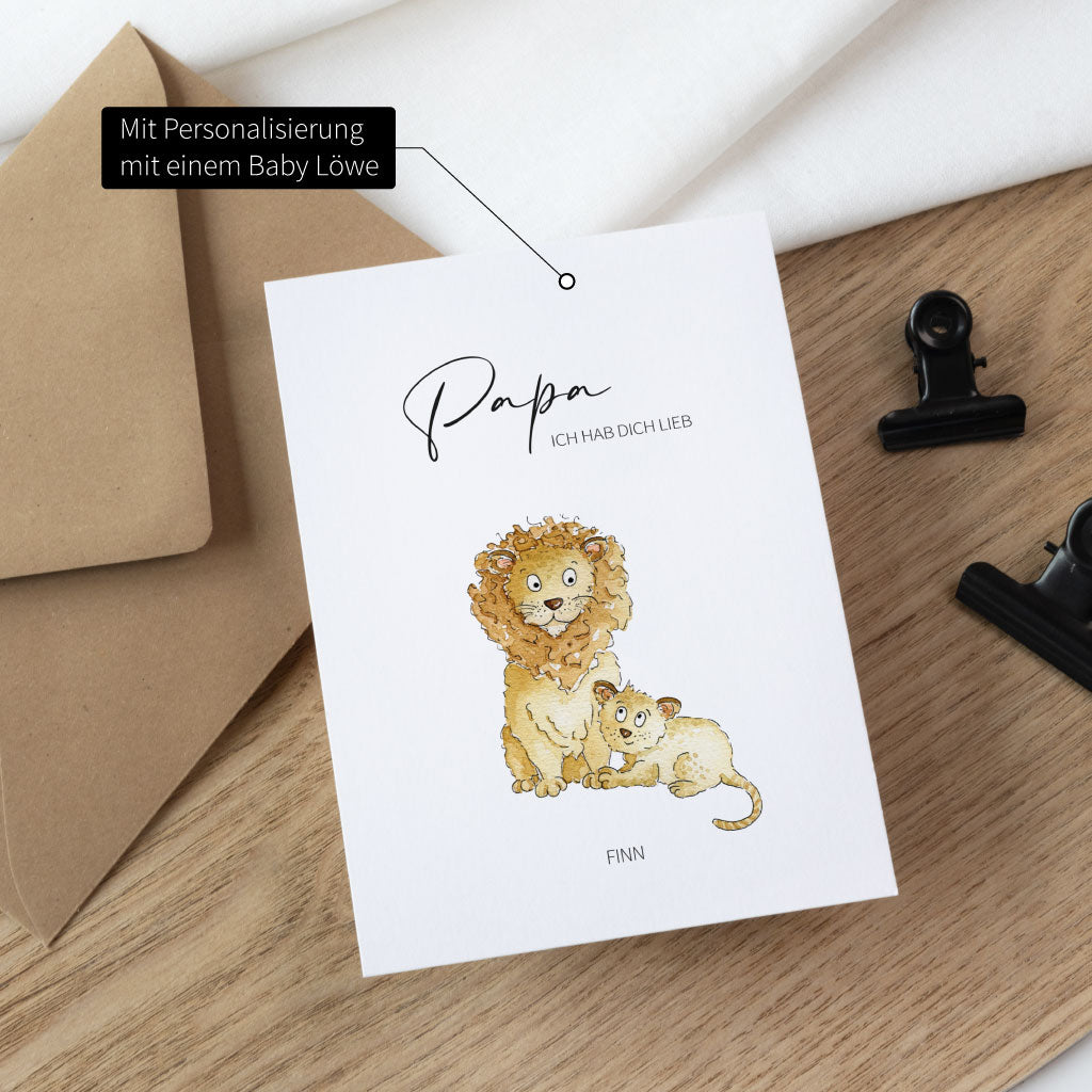 Papa Löwe und Baby Löwe auf Karte, Kraftpapier Kuvert im Hintergrund