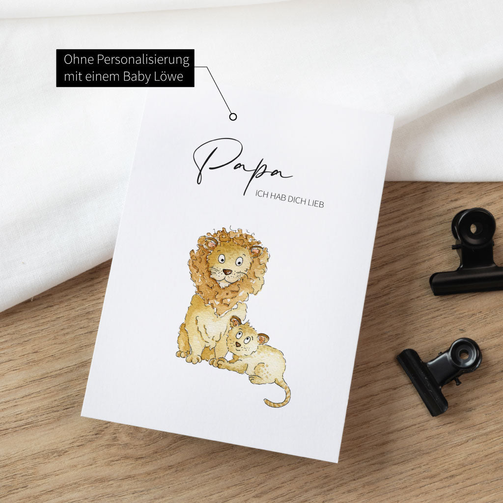 Papa Löwe mit einem Baby Löwen auf Vorderseite der Vatertagskarte