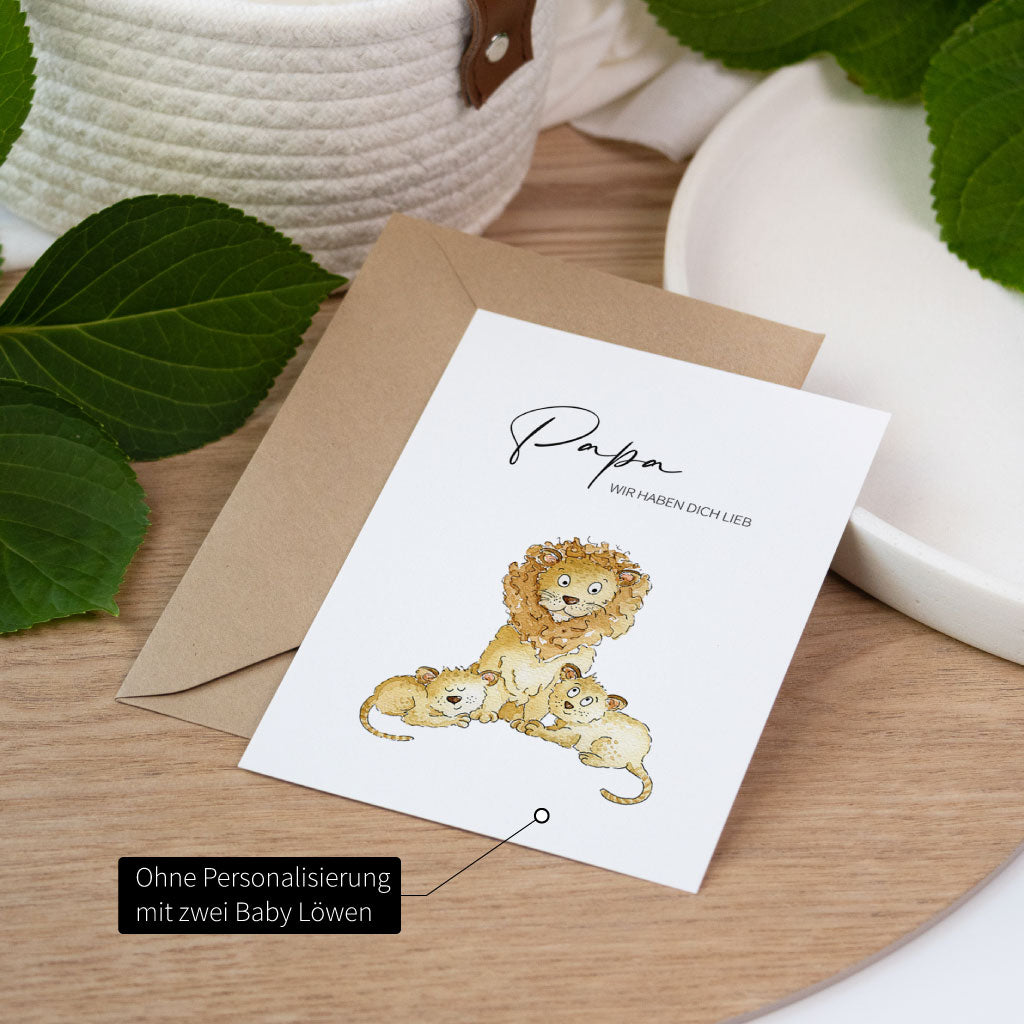 Karte als Geschenk für den Papa ohne Personalisierung mit niedlichem Löwen Motiv und Umschlag auf einem runden Teller.