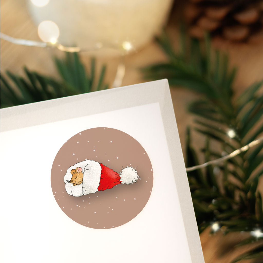 Weihnachtsaufkleber mit Maus in Weihnachtsmann Mütze