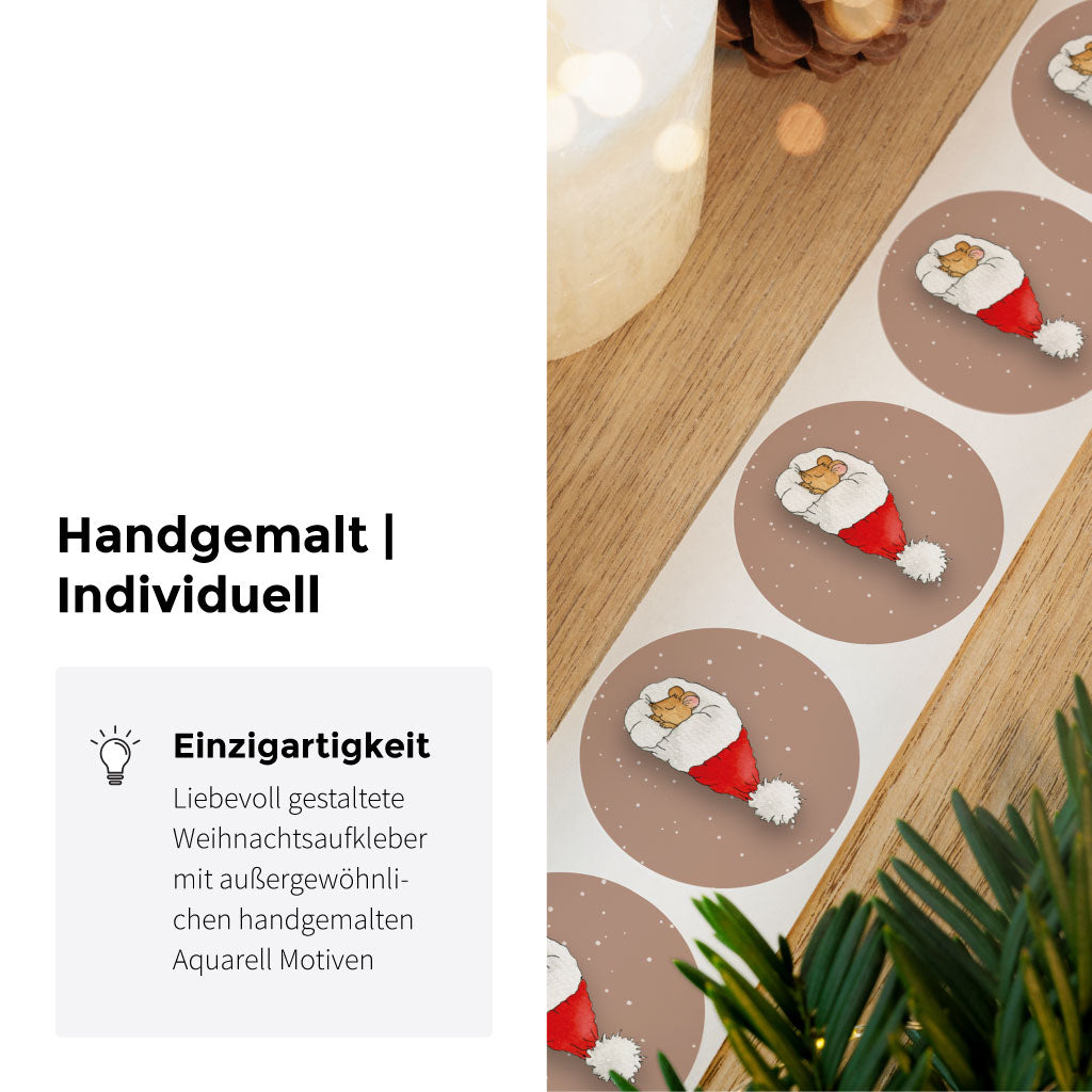 Stickerrolle mit mehreren runden Weihnachtsaufklebern, die eine Maus in einer roten Weihnachtsmütze zeigen – liebevolle Dekoration für Advent und Geschenkverpackungen.
