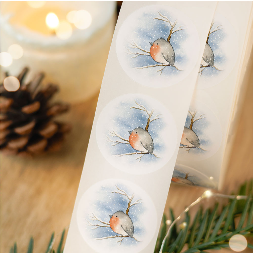 Runde Aufkleber mit handgemaltem Rotkehlchen im Schnee – stimmungsvolle Sticker für Weihnachten und die winterliche Geschenkverpackung.