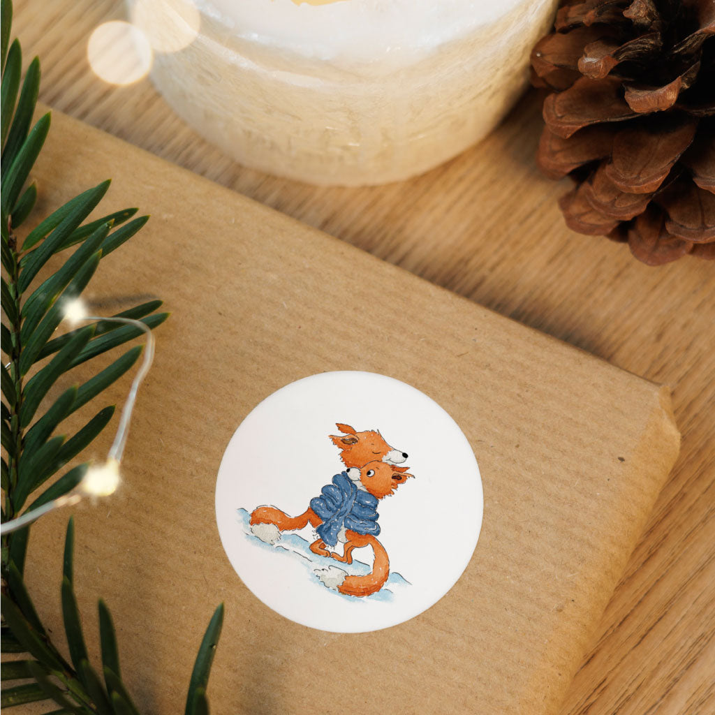 Fuchs Sticker klebt auf Weihnachtsgeschenk