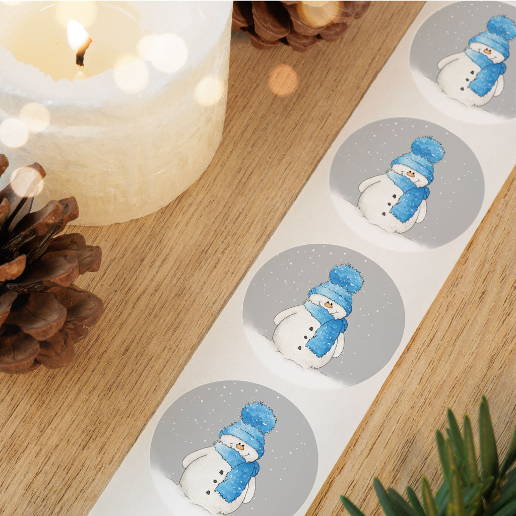 Aufkleber mit Schneemann im Aquarellstil als praktische Stickerrolle für weihnachtliches Verpacken und Dekorieren.