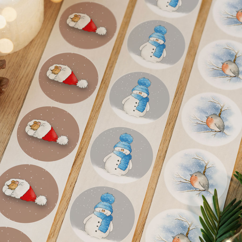 Runder Schneemann-Sticker auch als Weihnachtskarte erhältlich – handgemaltes Motiv für stimmungsvolle Grüße zur Weihnachtszeit.