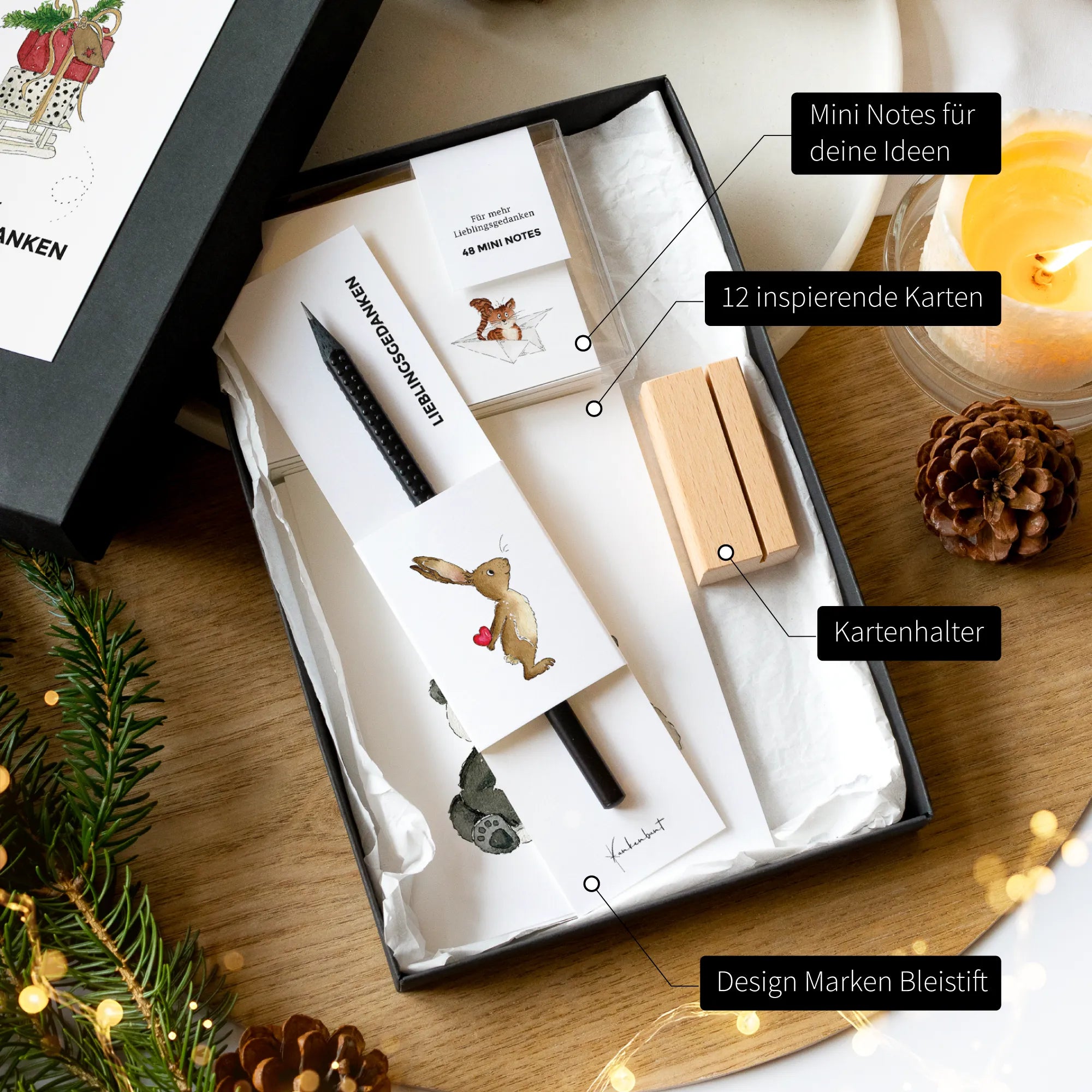 Geöffnetes Weihnachtsgeschenk-Set mit beschrifteten Produkten: 12 Karten mit Aquarell Motiv, 48 Mini Notes, Holz-Kartenhalter, Design Bleistift