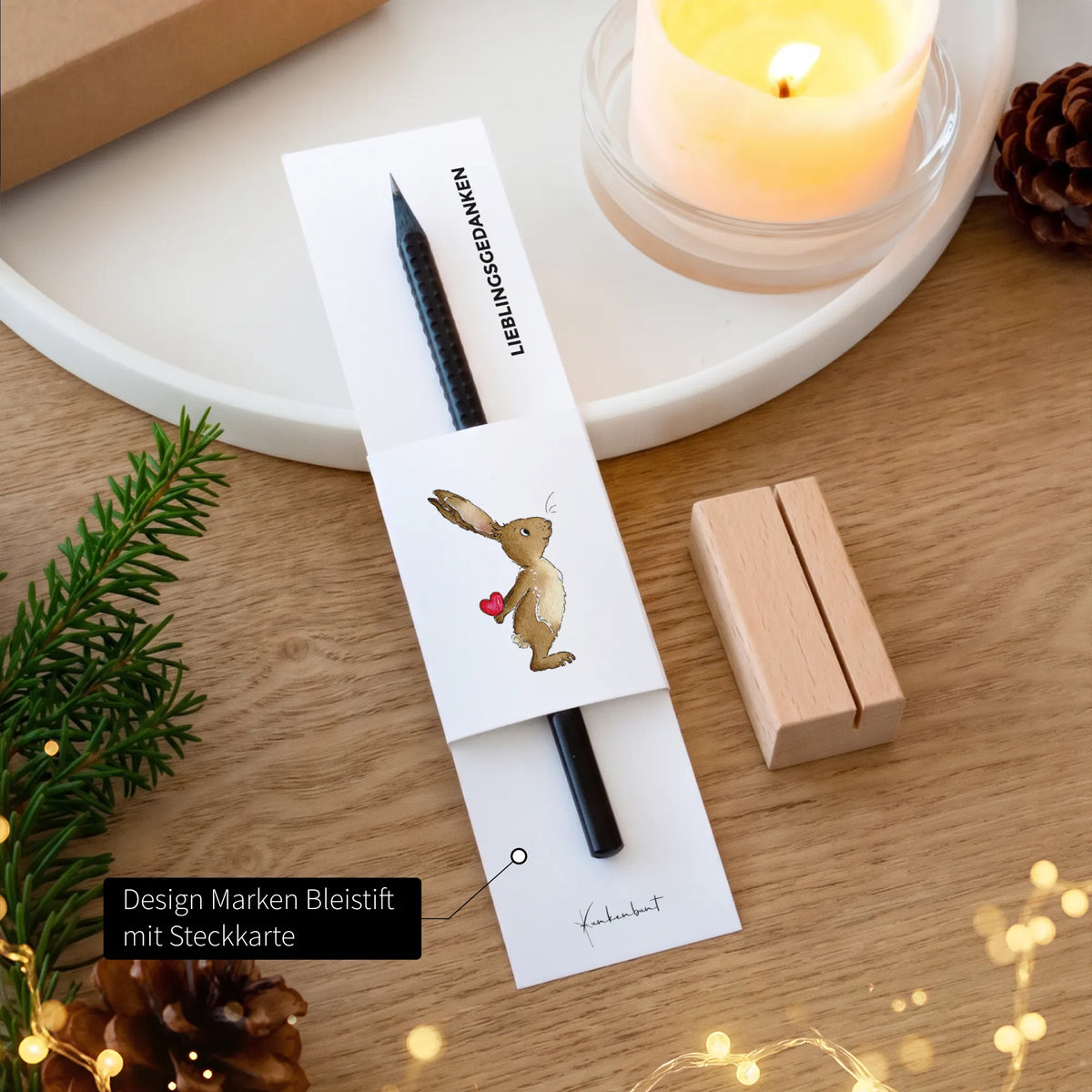 Schwarzer Design Bleistift mit Steckkarte und Aquarell Motiv Hase, Holz-Kartenhalter daneben, Weihnachtsgeschenk Papeterie Set