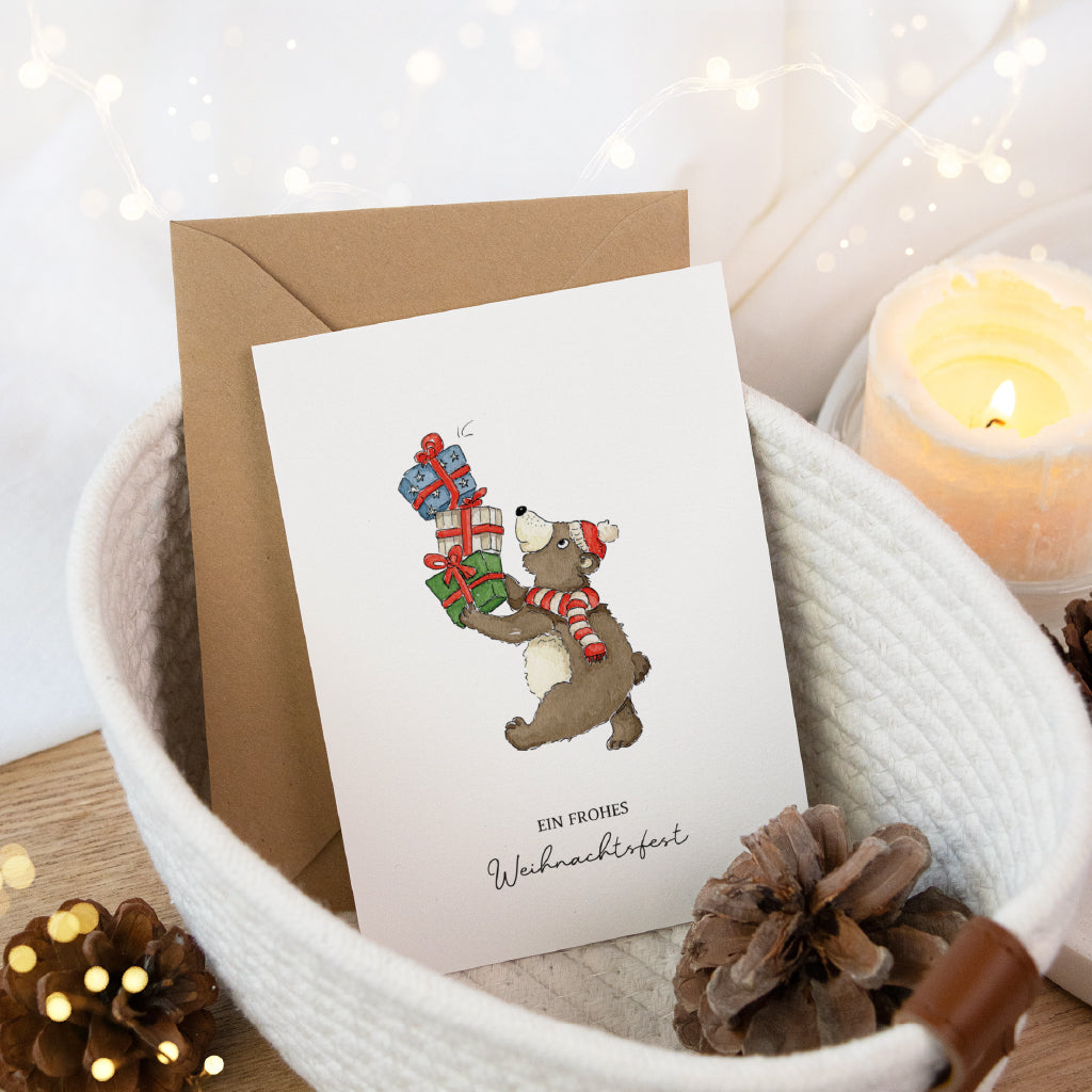 Handgemalte Grußkarte für das Weihnachtsfest liebevoll dekoriert in einem geflochtenen weißen Korb.