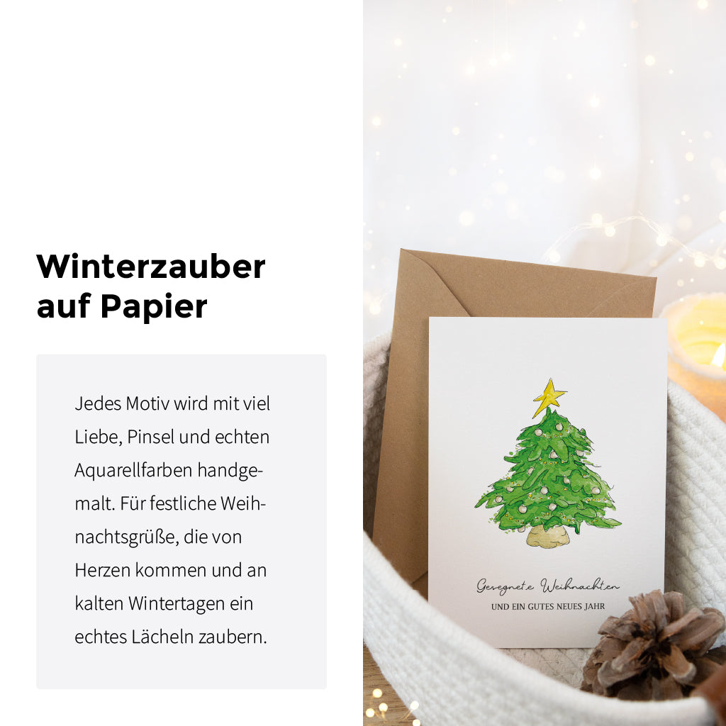 Handgemaltes Weihnachtsbaum Aquarell Motiv auf edler Klappkarte dekoriert in einem Korb neben einem leuchtenden Teelicht.