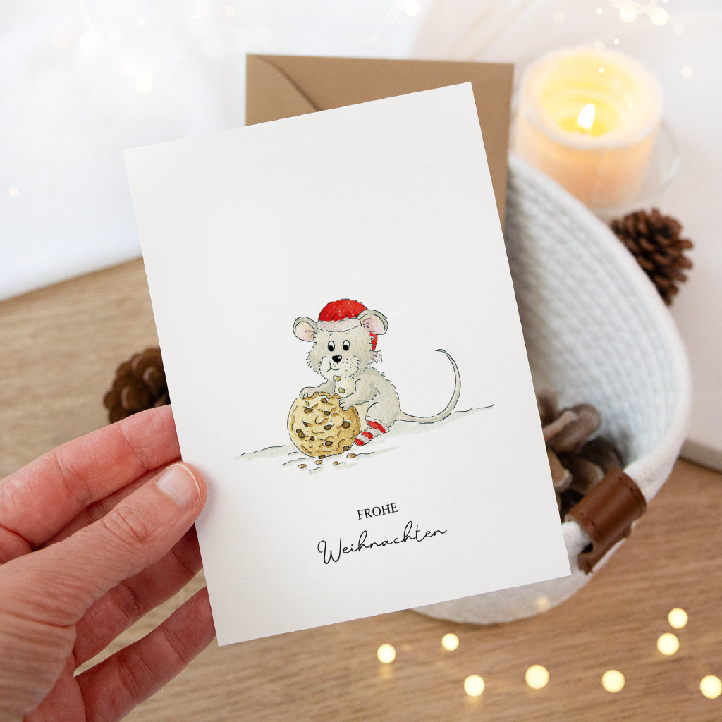 Eine Hand hält die Weihnachtskarte mit niedlichem Maus Aquarell Motiv um die hochwertige Papierqualität zu zeigen.
