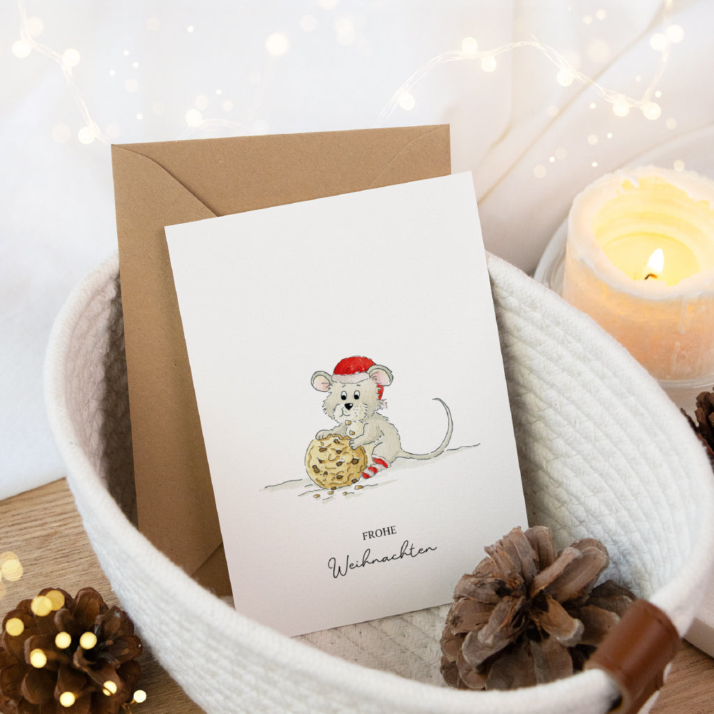 Stimmungsvolle Weihnachtspost Karte mit Maus Aquarell Motiv dekoriert in einem Korb mit brennender Kerze.