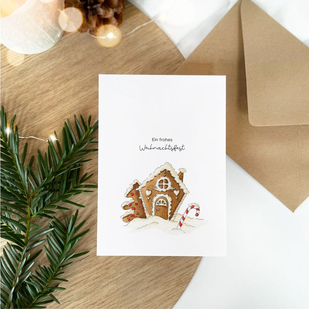 Lebkuchenhaus mit Zuckerguss und Zuckerstangen