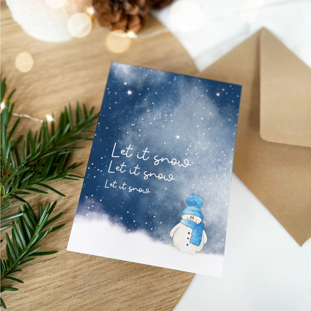 Weihnachtskarte "Let it snow" mit Schneelandschaft und Kuvert aus Kraftpapier