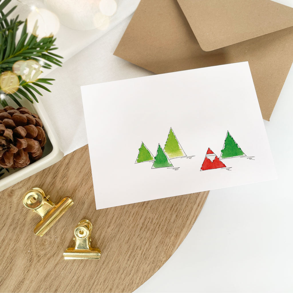 Weihnachtskarte liegt auf Kuvert aus Kraftpapier