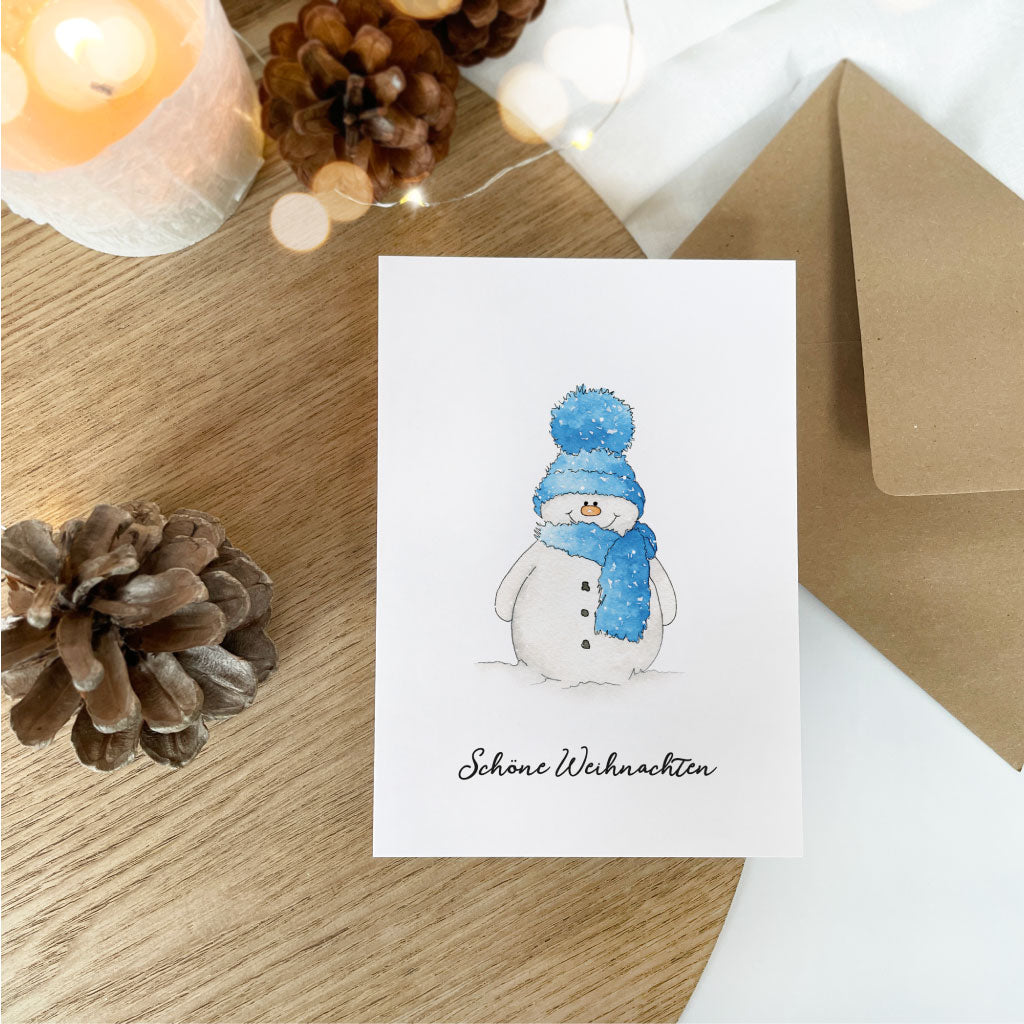Grußkarte zur Weihnachtszeit mit Schneemann mit Mütze und Schal