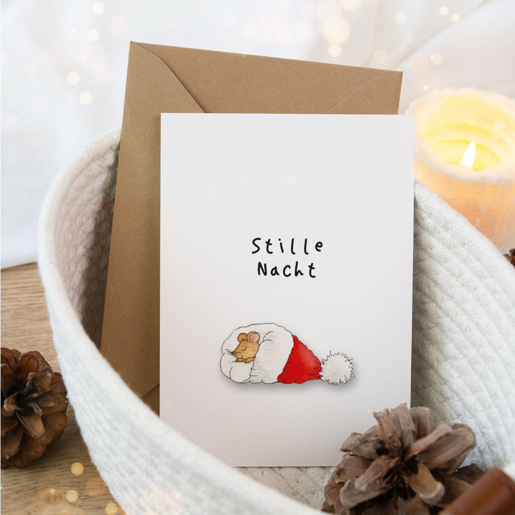 Postkarte im Aquarellstil mit Weihnachtsmotiv: eine kleine Maus schläft in einer roten Weihnachtsmütze, darüber der Schriftzug „Stille Nacht“ – perfekt für liebe Weihnachtsgrüße.