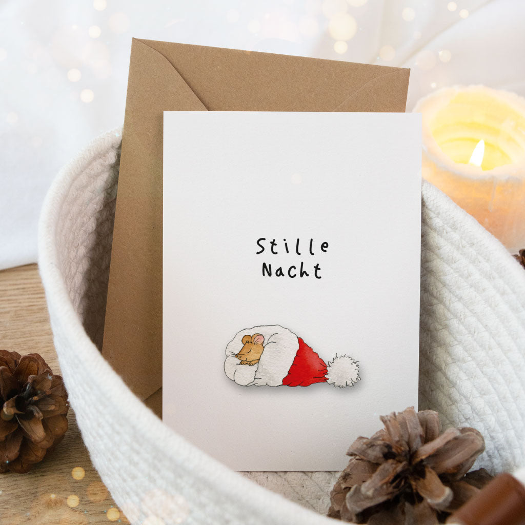 Winterliche Aquarell Karte mit schlafender Maus in einer Nikolausmütze und dem Spruch „Stille Nacht“ – Teil des liebevoll gestalteten Weihnachtskarten Sets.