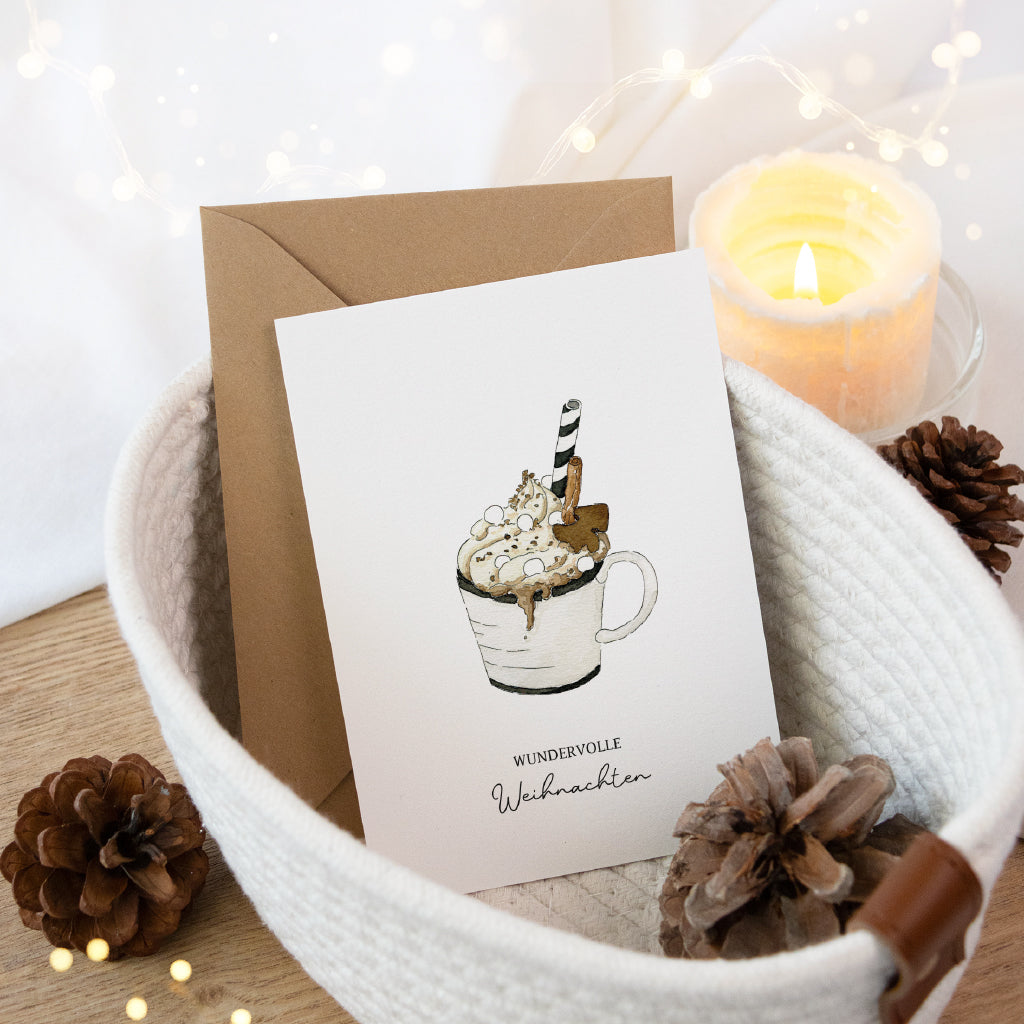 Weihnachtskarte mit einer Tasse heißer Schokolade und Sahne. Gemütliches Aquarell Motiv für die Festtage.