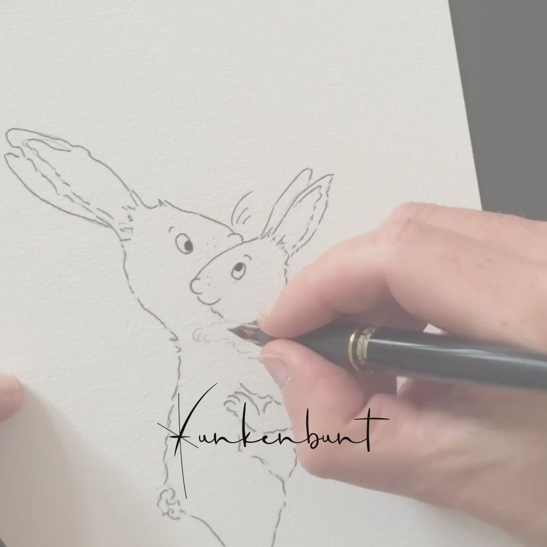 Zeitraffer: Tanja Täuber zeichnet und malt in Aquarell Hasen, ein Murmeltier mit Jungtier und einen Frosch auf einem Seerosenblatt, vom Bleistiftentwurf bis zur fertigen Karte