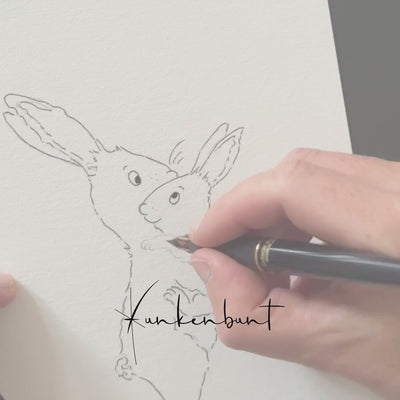 Zeitraffer: Tanja Täuber zeichnet und malt in Aquarell Hasen, ein Murmeltier mit Jungtier und einen Frosch auf einem Seerosenblatt, vom Bleistiftentwurf bis zur fertigen Karte