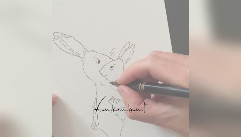Zeitraffer: Tanja Täuber zeichnet und malt in Aquarell Hasen, ein Murmeltier mit Jungtier und einen Frosch auf einem Seerosenblatt, vom Bleistiftentwurf bis zur fertigen Karte
