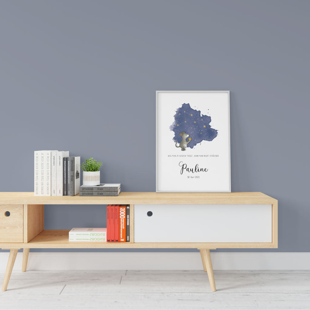 Bild gefasst in weißem Bilderrahmen steht auf Sideboard in Wohnzimmer