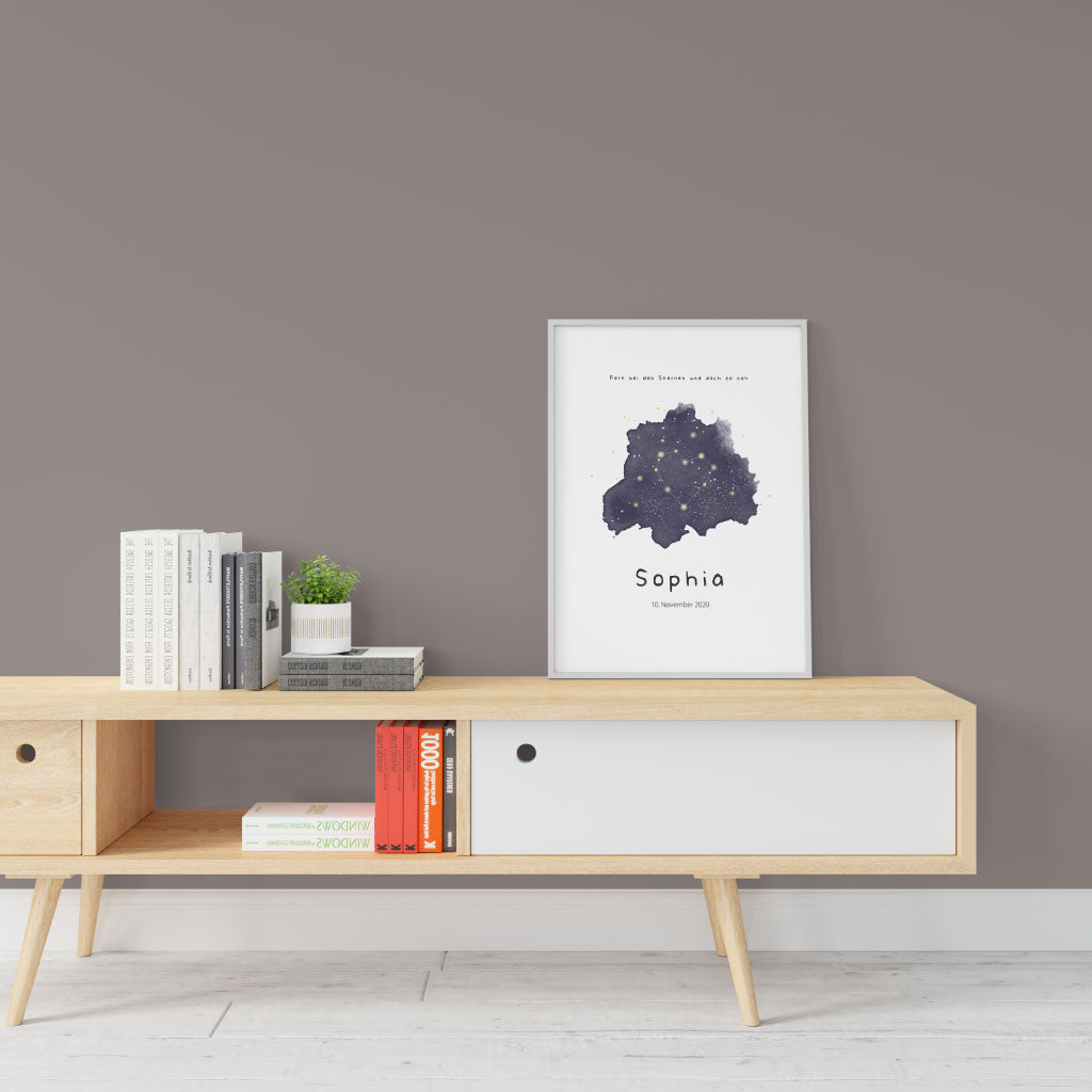 Poster gefasst in Bilderrahmen aus Eichenholz steht auf einem Sideboard im Wohnzimmer