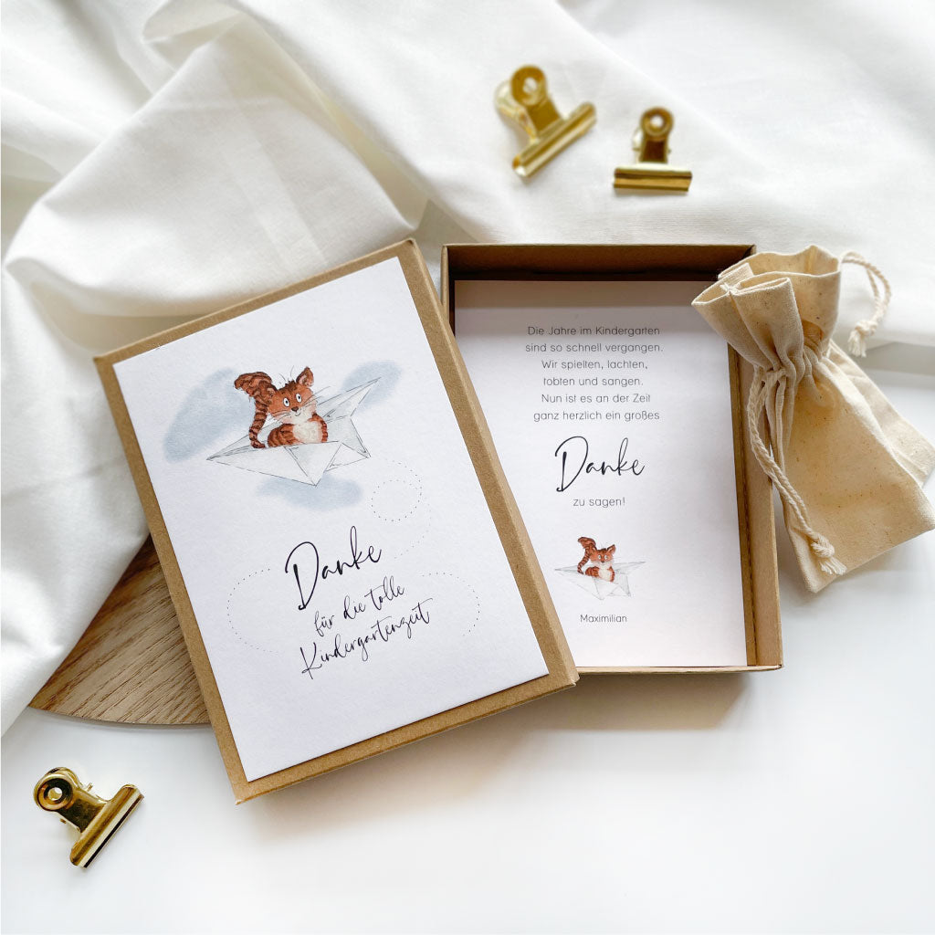 Personalisierbare Geschenkbox für Kindergartenabschied, Motiv mit Papierflieger und Katze