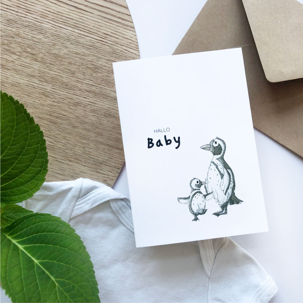 Glückwunschkarte zur Geburt mit Aufdruck "Hallo Baby" und Mama und Baby Pinguin