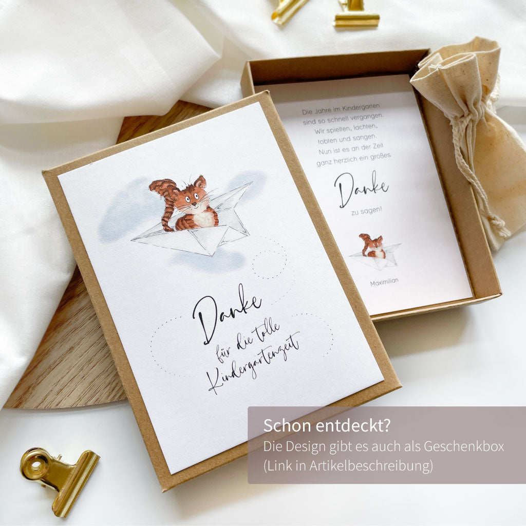 Das Design mit Papierflieger und Katze ist auch als Geschenkbox für Erzieherinnen zum Kindergarten Abschied erhältlich