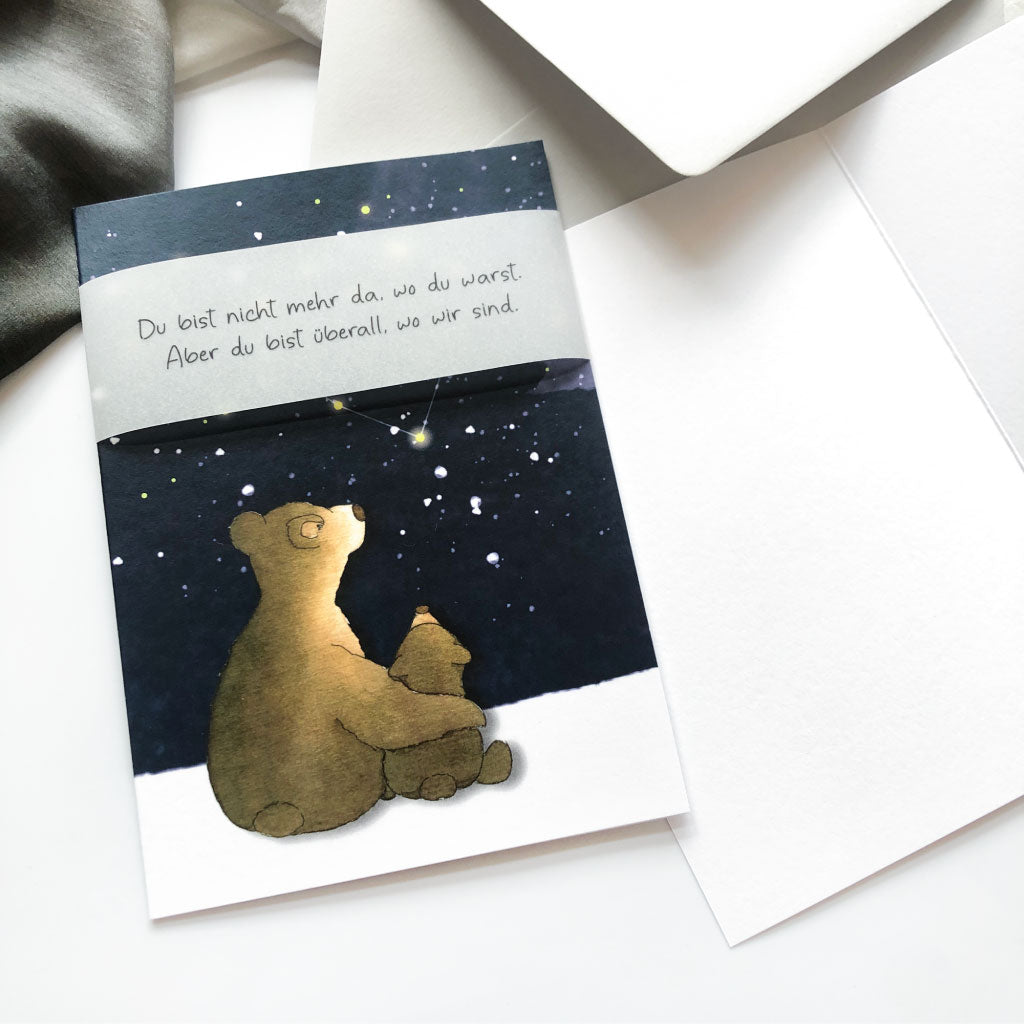 Trauerkarte mit Aquarell Motiv Bären liegt auf aufgeklappter Klappkarte
