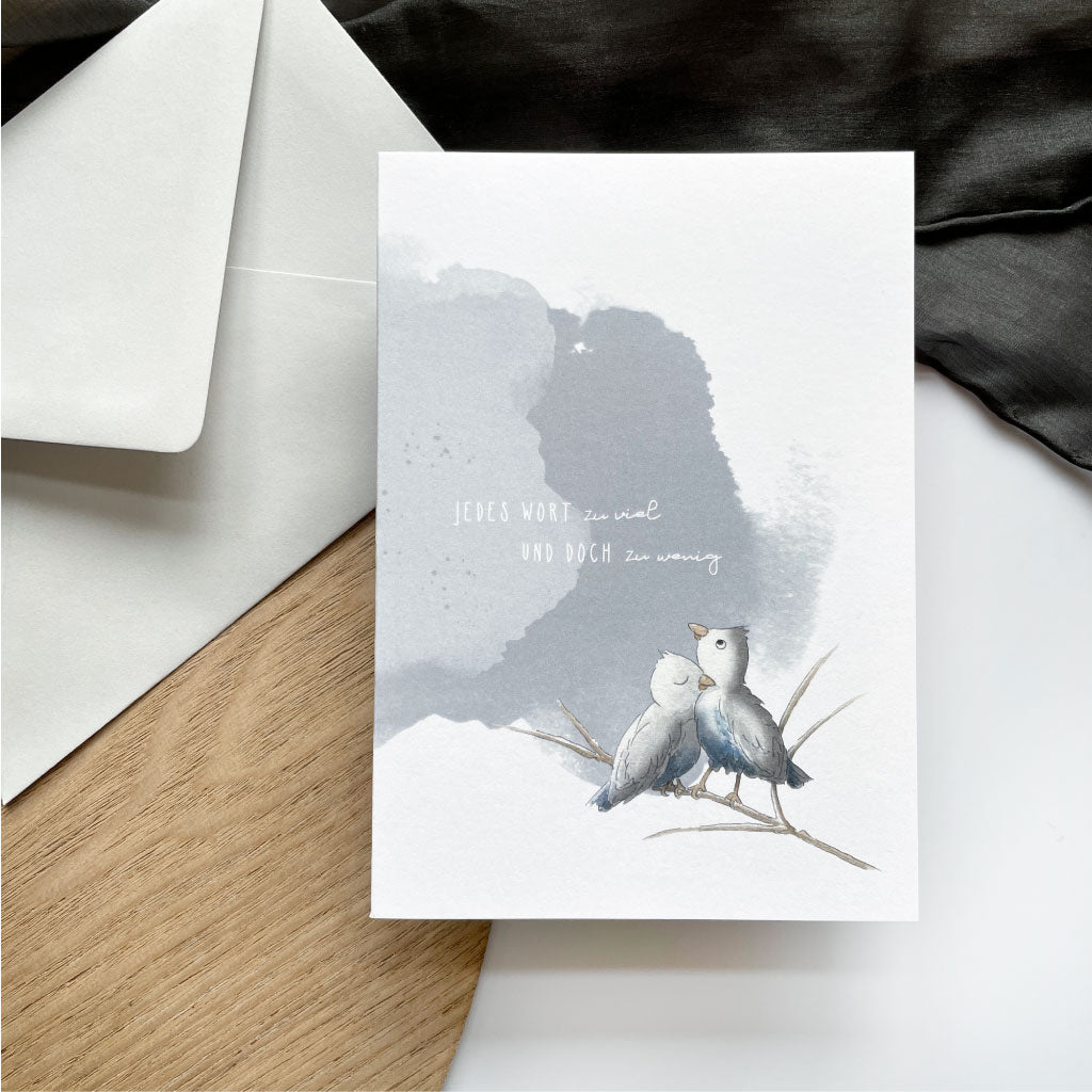 Beileidskarte mit Trauerspruch und Aquarell Vögeln vor hellgrauem Kuvert